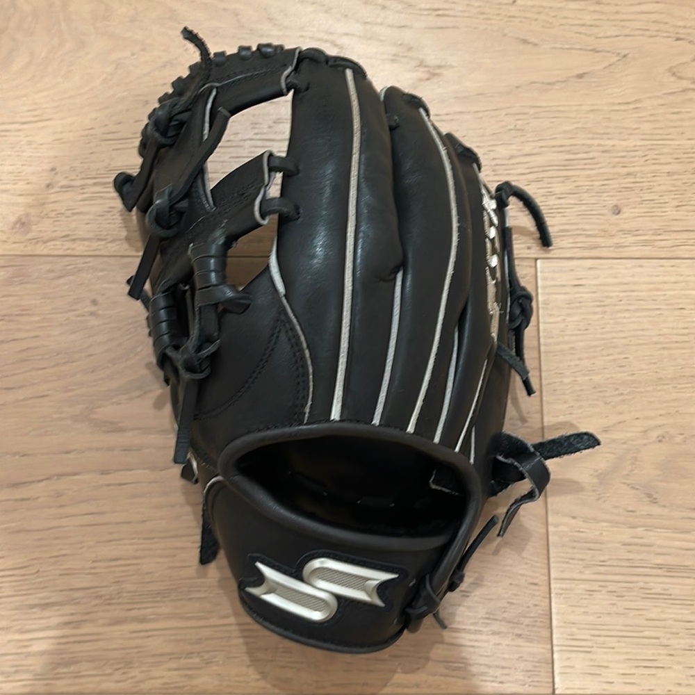 SSK Z9 Maestro 11.5” Infield Baseball Glove Z9-1150BLKSLV1 Throws Left